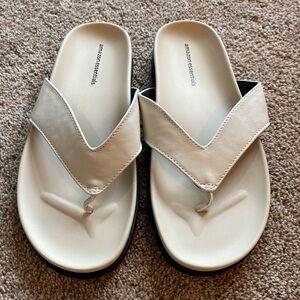 New Women’s Amazon Essentials Foot Bed Flip Flop. Size 6.5